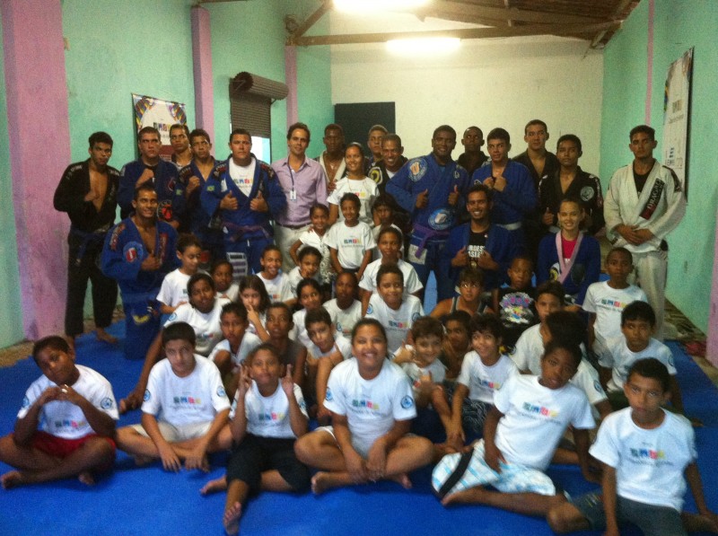 FOTO CRIANÇAS PROFESSORES E PARCEIROSMG_1593  (1)